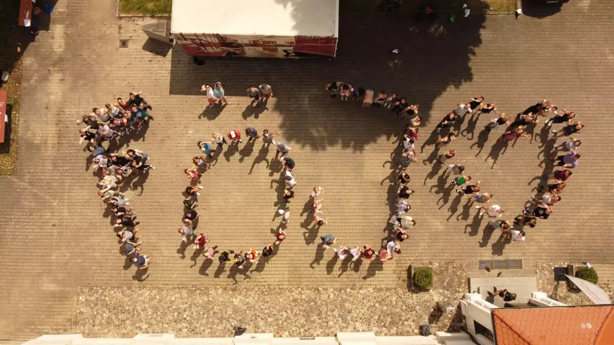 FÖJ-Abschlussseminar: Gruppenbild aus der Luft. Bild: Milane Schacht